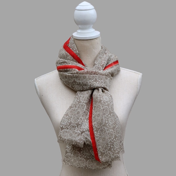100% WOOL SCARF in cappuchino/off white with a crimson border