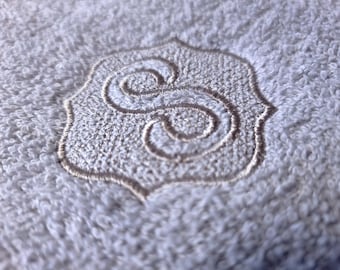Präglat monogram. Broderitypsnitt. Maskinbroderidesign. 6 storlekar, 4x4-båge. BX-broderitypsnitt.