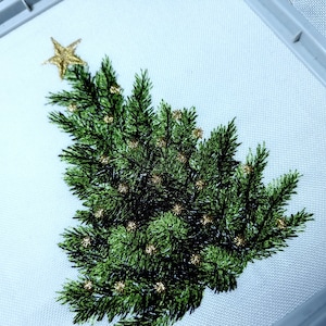 Peut inclure: Arbre de Noël brodé avec une étoile dorée au sommet. L'arbre est vert et a des accents dorés.