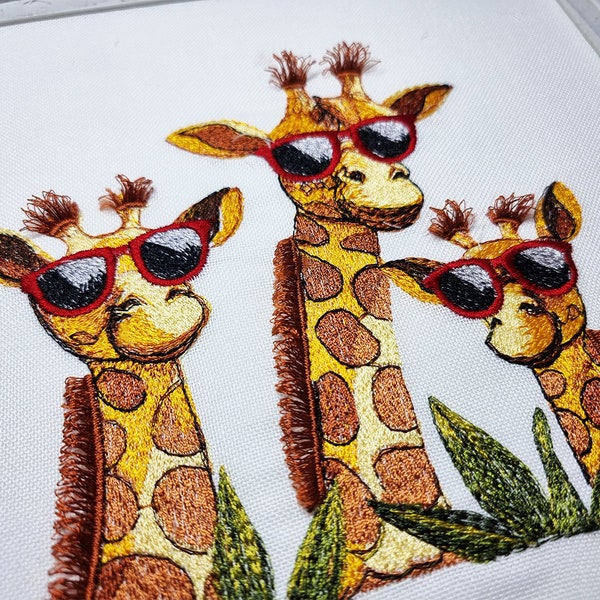 Maschinenstickerei-Giraffen mit flauschigen Mähnen und Sonnenbrillen. Maschinenstickmotive mit Tiermotiven. 4 Größen.
