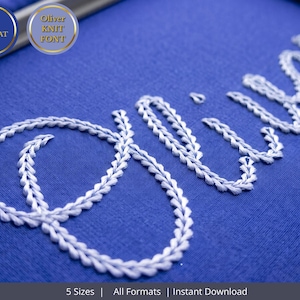 Könnte beinhalten: Eine blaue Stoffoberfläche mit weißer, gestickter Schreibschrift, die den Namen Oliver bildet. Zwei kreisförmige Abzeichen oben links zeigen den Text BX FORMAT und Oliver KNIT FONT. Am unteren Rand steht der Text 5 Sizes, All Formats und Instant Download.