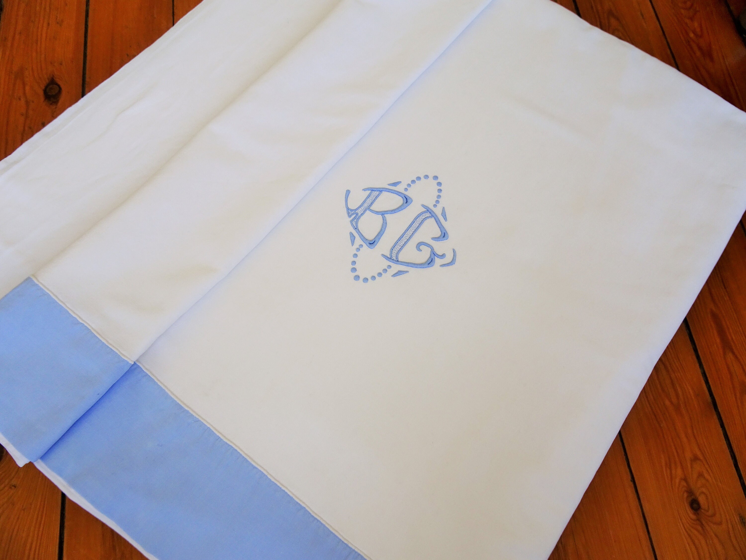 Drap Ancien Vintage en Coton Brodé/Drap avec Monogramme Monogramme Bg Vintage Cotton Sheet With Mono