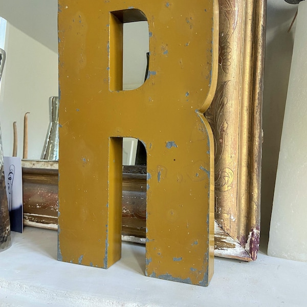 Metal capital letter "R" - Vintage advertising sign letter - Vintage industrial wall decoration