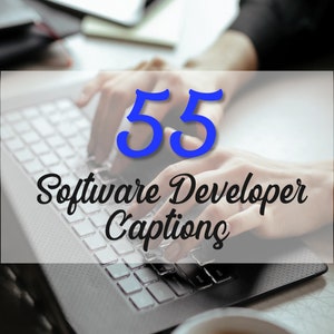 Op de afbeelding: De handen van een persoon typen op een laptoptoetsenbord. De tekst "55 Software Developer Captions" wordt op het scherm weergegeven.