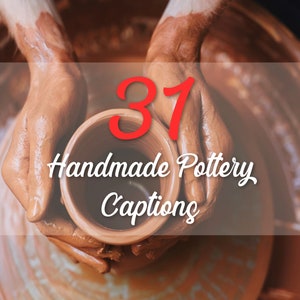 Op de afbeelding: Een close-up van de handen van een pottenbakker die een kleipot vormt op een pottenbakkerswiel. De tekst "31 Handmade Pottery Captions" is over de afbeelding gelegd.