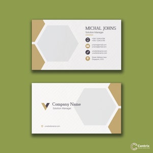 Puede incluir: Una tarjeta de visita blanca con un diseño hexagonal dorado. La tarjeta presenta el texto "Company Name" y "Solution Manager" junto con una dirección de sitio web. El reverso de la tarjeta presenta el nombre "Michal Johns" y la información de contacto.