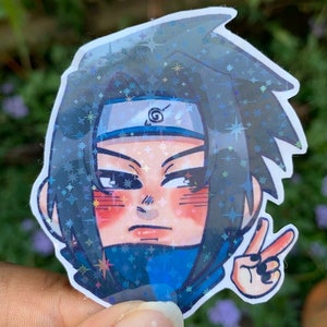 Puede incluir: Una pegatina holográfica con un personaje de dibujos animados con cabello negro, una diadema azul con un símbolo de espiral y una máscara azul. El personaje está haciendo un signo de paz con su mano derecha y tiene un rubor rojo en las mejillas.