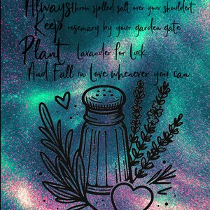 K&ouml;nnte beinhalten: Eine Schwarzwei&szlig;illustration eines Salzstreuers, Rosmarinzweigen, Lavendelbl&uuml;ten und einem Herzen auf einem glitzernden t&uuml;rkisfarbenen und rosafarbenen Hintergrund. Der Text lautet: "Wirf immer versch&uuml;ttetes Salz &uuml;ber deine Schulter, Halte Rosmarin an deinem Gartentor, Pflanze Lavendel f&uuml;r Gl&uuml;ck, Und verliebe dich, wann immer du kannst."