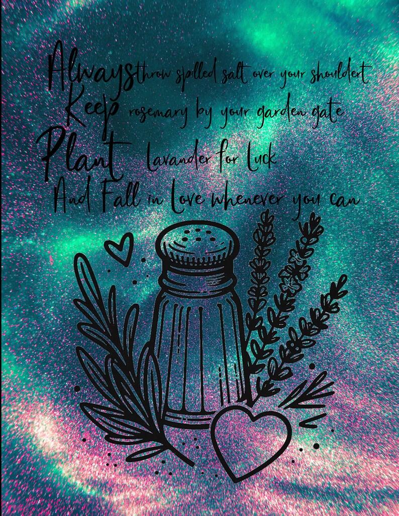 K&ouml;nnte beinhalten: Eine Schwarzwei&szlig;illustration eines Salzstreuers, Rosmarinzweigen, Lavendelbl&uuml;ten und einem Herzen auf einem glitzernden t&uuml;rkisfarbenen und rosafarbenen Hintergrund. Der Text lautet: "Wirf immer versch&uuml;ttetes Salz &uuml;ber deine Schulter, Halte Rosmarin an deinem Gartentor, Pflanze Lavendel f&uuml;r Gl&uuml;ck, Und verliebe dich, wann immer du kannst."