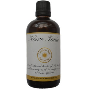 Peut inclure: Une bouteille en verre brun avec un bouchon noir étiquetée "Nerve Tonic" avec un logo circulaire doré qui dit "Golden Age Remedies". L'étiquette indique également "A vibrational tonic of 12 herbs traditionally used to support the nervous system" et "www.goldenageremdies.com".