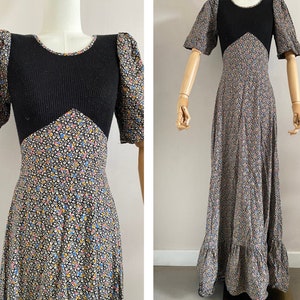 Könnte beinhalten: Ein schwarz-weißes Blumen-Maxikleid mit einem schwarzen Strickoberteil und kurzen Puffärmeln.