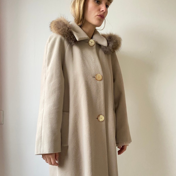 Vintage oversized winter coat with removable hood with real fur collar in beige color - vintage winter coat of wool mix