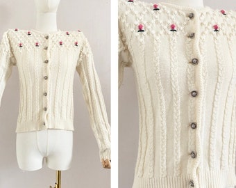 Cárdigan austriaco vintage blanco crema de los años 80 con flores bordadas - punto floral de los años 80