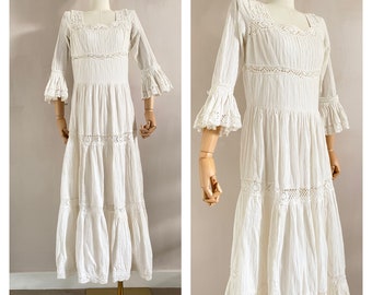 Robe de mariée mexicaine vintage en coton blanc des années 1970 - robe maxi boho des années 70 avec dentelle au crochet