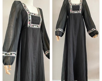 robe prairie en coton noir vintage des années 70 avec manches évasées Taille xs- robe maxi brodée florale des années 1970 - vêtements de style boho hippie