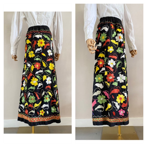 jupe maxi brodée vintage des années 70 - robe longue en coton et soie à fleurs noires des années 1970