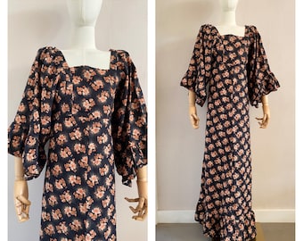 robe florale en coton noir vintage des années 70 avec manches d’ange - robe maxi boho flower power des années 70