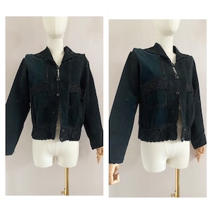 Peut inclure: Une veste courte noire avec une bordure en crochet et une fermeture à boutons. La veste a un col et des manches longues.