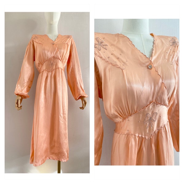 chemise de nuit rose saumon en soie vintage des années 40 - robe slipdress rose doux en satin rayonne des années 1940