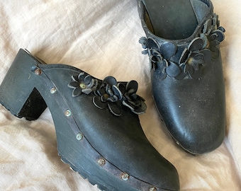 Vintage 1970s black leather clogs UK size 4 - vintage  summer shoes with flowers
