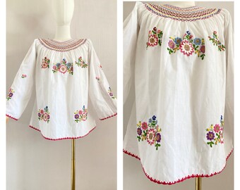 Vintage 70s floral embroidered shirt SIZE M/L with flared sleeves - 1970s white cotton smocked blouse