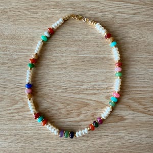Bunte Jade und Perlenkette