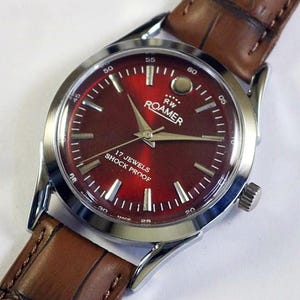 Vintage Roamer Swiss Made montre-bracelet pour homme à remontage manuel cadran rouge avec cosses incurvées cadeau boîtier en acier inoxydable pour homme pour lui #1059-34