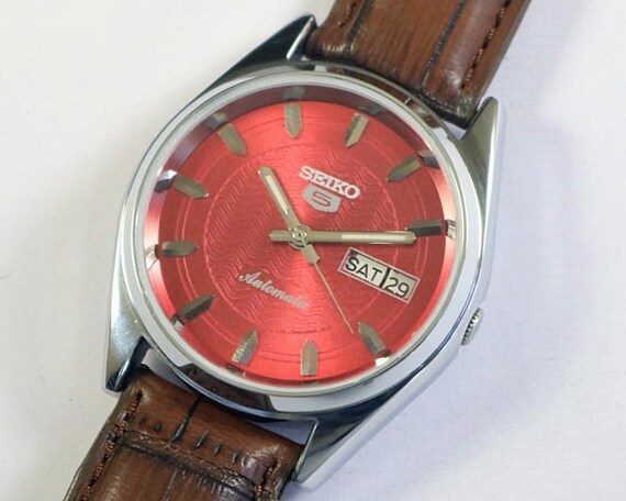 Vintage Seiko 5 Automatik Japan Herren Armbanduhr rotes Ziffernblatt mechanisch Tag Datum Edelstahl Geschenk fur Manner fur ihn a1050li24 Etsy