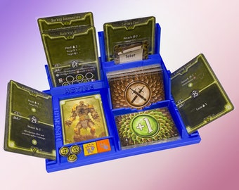 Pode incluir: Um tabuleiro de jogo azul com cartas e fichas. As cartas têm ilustrações de espadas, uma criatura e um sinal de mais. O texto nas cartas inclui "Nature's Life", "Carrion Cloud", "Crushing Grasp", "Running Assault", "Heal 4", "Attack 2", "Loot 1", "Move X:2", "Sober", "Heal 2", "Range 2", "Attack 2", "35", "29", "64", "Active".