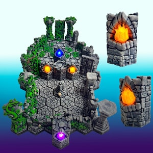 Könnte beinhalten: Ein detailliertes Miniatur-Fantasy-Schloss mit grauen Steinmauern, grünen Ranken und leuchtenden Lichtern. Das Schloss verfügt über eine zentrale Struktur mit mehreren Türmen und einem rissigen Steinsockel. Zusätzliche Steinstrukturen mit orangefarbenen Flammen sind ebenfalls vorhanden.