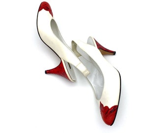 escarpins de créateurs blancs et rouges taille 7 vintage des années 80, talons slingback Carlos Falchi des années 80, talons hauts à bout d'aile des années 80