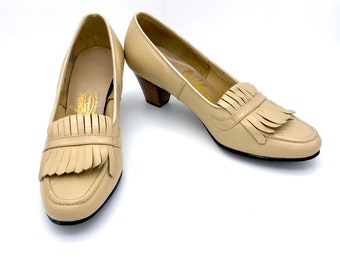 Vintage 1960s MOD shoes, cute 60s chunky pumps, 60s vintage fringe loafer chunky heel mod shoes, beige heeled fringe loafer