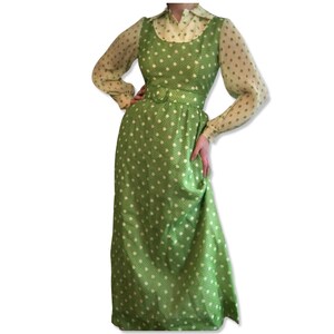 Vintage jaren 1960 Hostess Maxi Jurk, jaren '60 groene polka dot maxi jurk, jaren '60 lange jurk met riem, jaren '60 lange gastvrouw jurk afbeelding 2