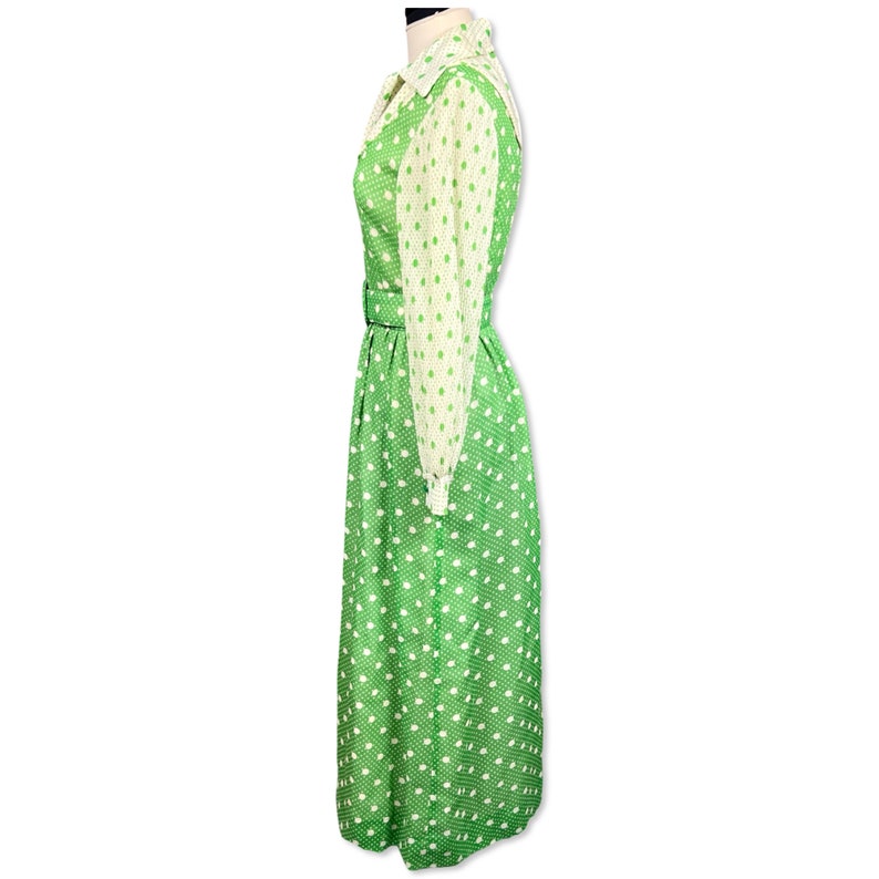 Vintage jaren 1960 Hostess Maxi Jurk, jaren '60 groene polka dot maxi jurk, jaren '60 lange jurk met riem, jaren '60 lange gastvrouw jurk afbeelding 3