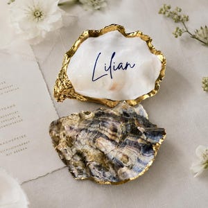 Marcadores de lugar em conchas de ostra: decoração de mesa para bodas de ouro