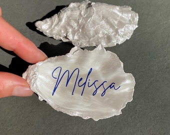 Tarjetas de lugar con diseño de concha de ostra blanca perla: Decoración de mesa para bodas en la playa