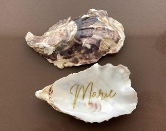 Tarjetas de mesa con conchas de ostras naturales: Decoración de mesa para bodas