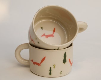 Taza de porcelana pintada a mano con zorros, decoración otoñal, hecha a mano.