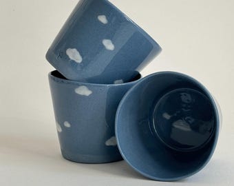 Taza de porcelana azul con nubes, taza de cerámica hecha a mano con nubes blancas, bonita taza de café, regalo estético ucraniano, taza de cerámica única