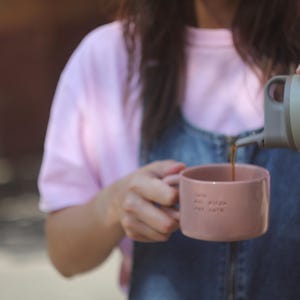 Taza divertida de porcelana hecha a mano, taza de café sarcástica, regalo para un amigo.