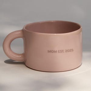 New mom mug, New parents gift, Stylish pink mug with custom text, Gift for new mom, Personalized mom mug, Mom to be mug, 1st time mom gift