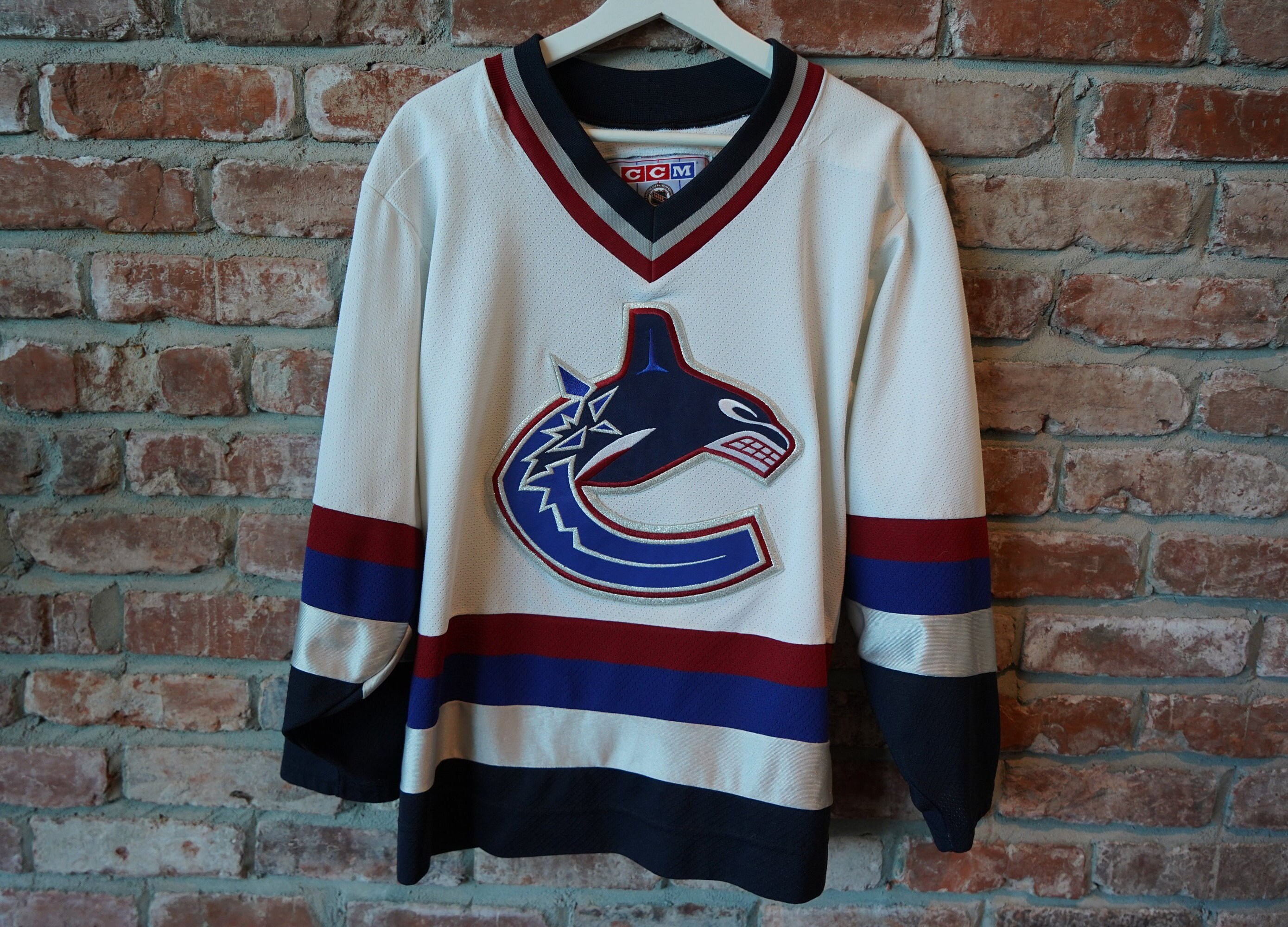 Vtg CCM Official VANCOUVER CANUCKS Jersey Men Small Navy ORCA Navy