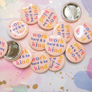 Arbeite hart und sei freundlich | 3 cm Button