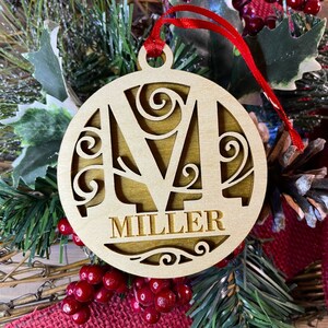 Adorno de monograma Adorno inicial Adorno navideño Adorno navideño personalizado con letra familiar Adorno navideño con nombre de familia Regalo 2024 Madera dividida