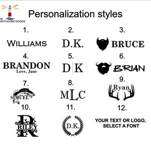 Puede incluir: Un gr&aacute;fico que muestra 12 estilos de personalizaci&oacute;n diferentes para un producto. Los estilos incluyen nombres, iniciales, un pez, astas, una barba y un monograma. Tambi&eacute;n se incluye el texto "Su texto o logotipo, seleccione una fuente".