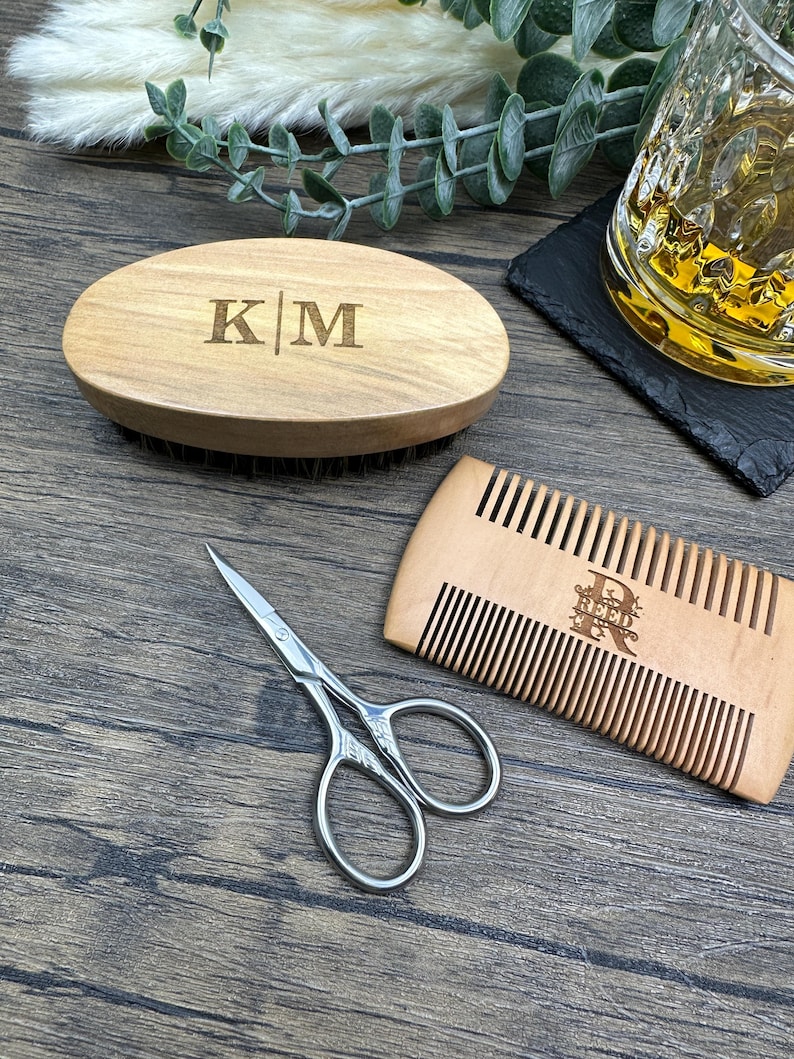 Custom engraved wooden beard comb and brush set for men – ideal Father’s Day, Valentine’s Day, or birthday gift for husband, boyfriend, or dad. Natural wood grooming tools for beard care, perfect for barbershop kits or personal grooming routines.