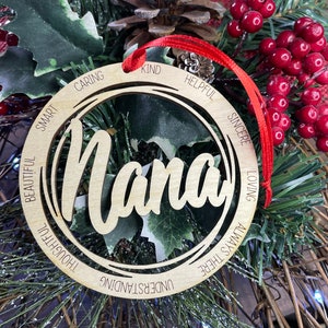 Adorno de madera NANA, Abuela grabada con láser, Adorno de Navidad, Adorno de Navidad familiar, Regalo para nana, Regalo de adorno, Árbol de Navidad de madera
