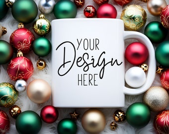 Koffiemok mockup met kerst ornamenten, koffiekopje kerst mockup, vakantie keramische mok mock up met kerstdecor, witte mok mockups