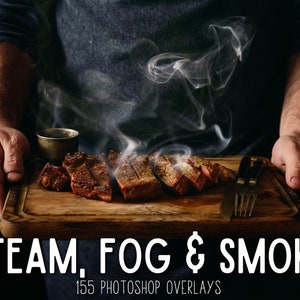 Puede incluir: Una tabla de cortar de madera con un filete encima, con vapor saliendo del filete. El texto "STEAM, FOG & SMOKE 155 PHOTOSHOP OVERLAYS" está debajo de la tabla.