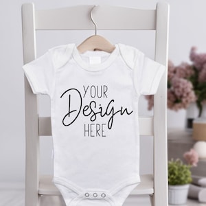 Neonato Onesie Mockup, Body neonato bianco Mockup, Digital Baby Onesie Flat Lay, Infant Body Body sullo sfondo in legno, Infant Onesie Mock up Image